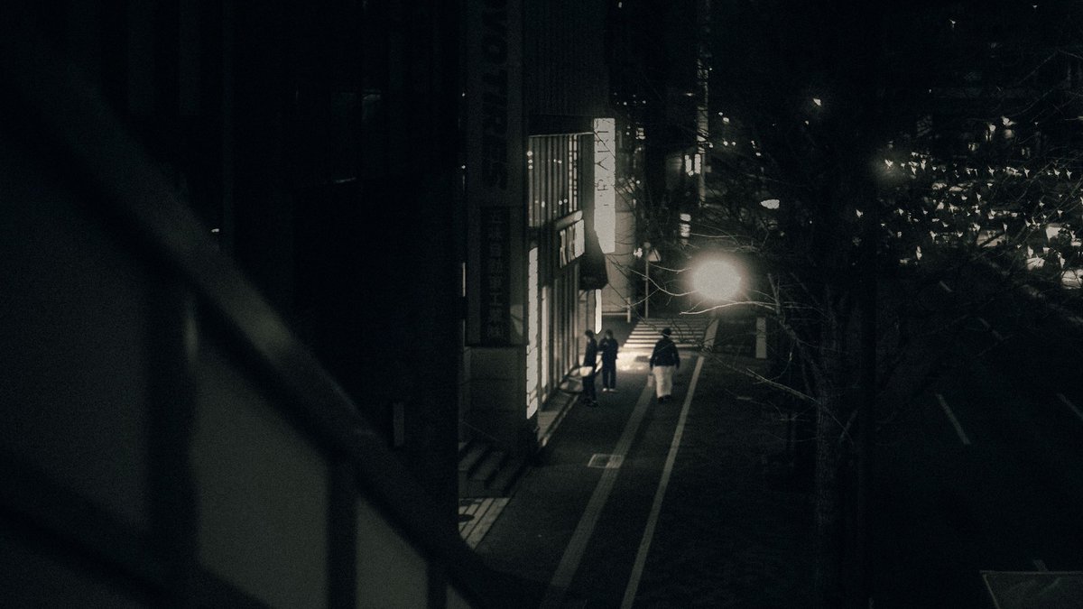 matsuda_photo's tweet photo. 街と私のあいだにある、埋まらない空白。
喧騒の中にいるはずなのに、耳元だけが妙に静かな瞬間がある。この「距離感」を忘れたくなくて、シャッターを切る。
#streetphotography
#monography https://t.co/hT3CyuFRAO