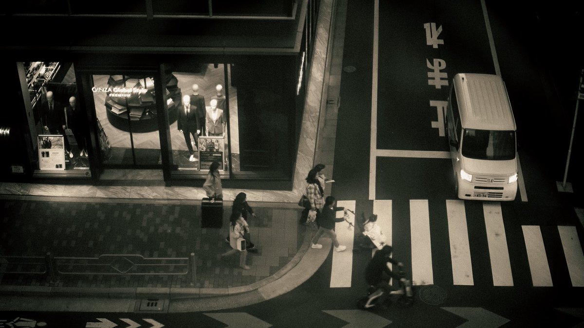 matsuda_photo's tweet photo. 街と私のあいだにある、埋まらない空白。
喧騒の中にいるはずなのに、耳元だけが妙に静かな瞬間がある。この「距離感」を忘れたくなくて、シャッターを切る。
#streetphotography
#monography https://t.co/hT3CyuFRAO