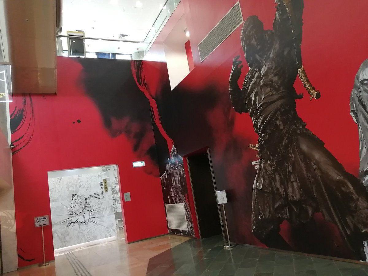 【TARUHI さんぽ】香港／文化博物館。建物の外で先ずブルースリー老師が出迎えの蹴りをいれてくれる😄ジャンルごとに展示室が別れていて陳列品の洪水に溺れる。京劇等の展示は圧巻❗金庸館で『武侠世界』にどっぷり浸かるｗ　#香港