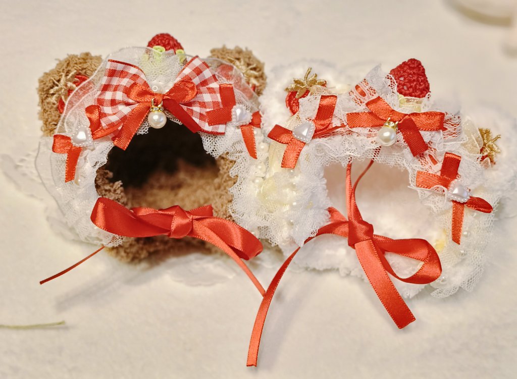 春コミで再販して頒布予定のケーキのかぶりものの真ん中に使ってるリボンがなくなってしまったのでギンガムチェックリボンの（画像左）が何個か紛れてます🍓
中身が見える袋に入れてますのでお好きなほうを選んでください〜！

苦肉の策だったけどこれはこれでかわいいかも♡