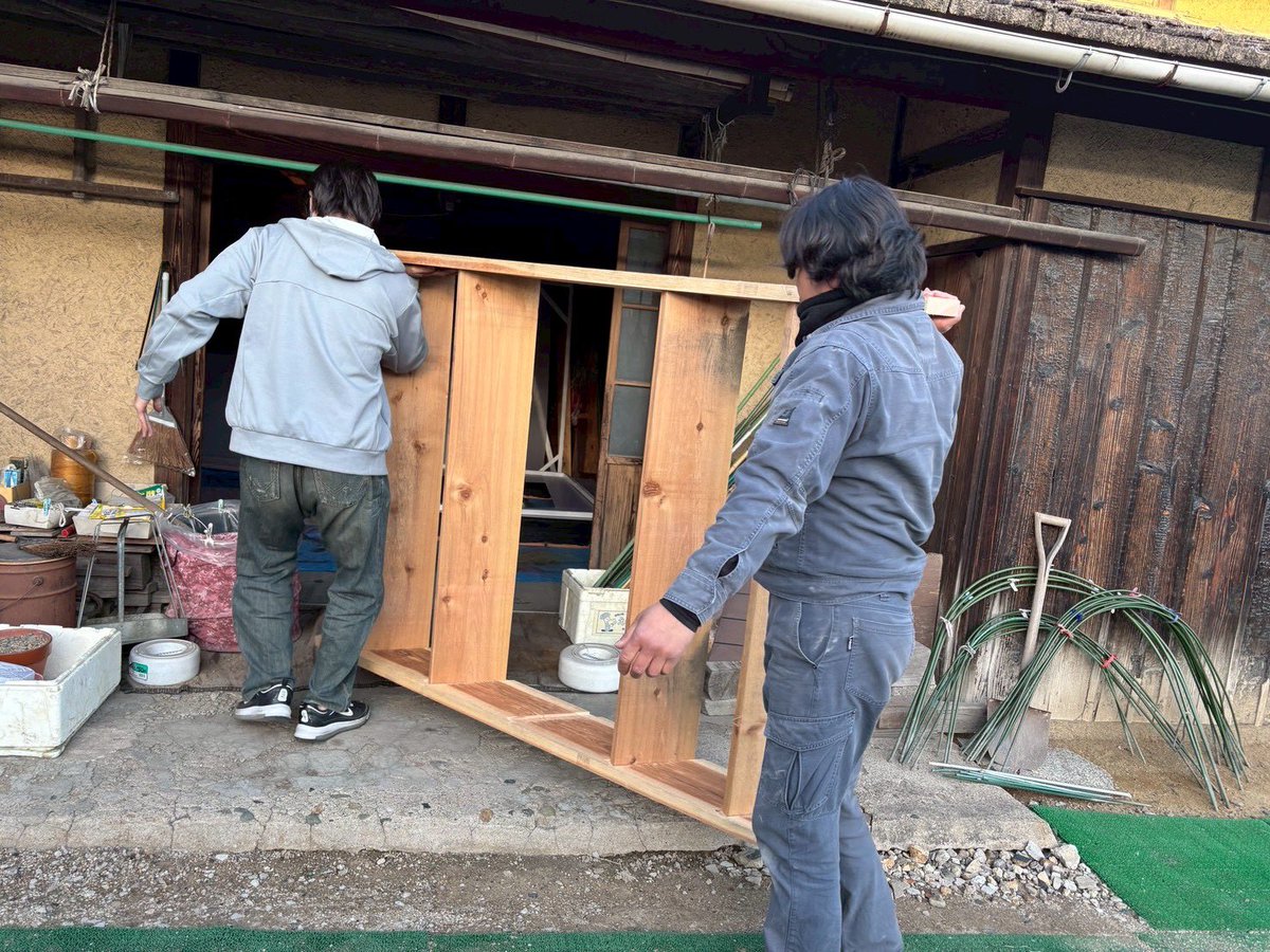 怪しげな壁！

デカい階段！

そして風が強い中ついに塗装された怪人！

舞台美術、舞台装置、武具に分かれて作業をしています！

既にこれだけの大迫力が約束されました！！

#転機ファントリ