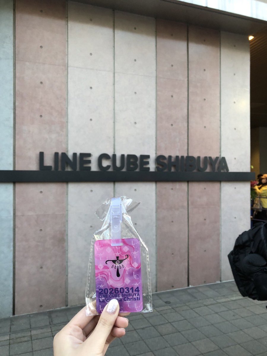 RiunaYuuki's tweet photo. 26年ぶりの渋公＆ラクリマ

LEVINちゃんドラムソロ。。。
真矢君が思い浮かびました🥲

KAZUKIくんの背面ギター🎸

泣かせます😭 https://t.co/1R0lbbiGNB