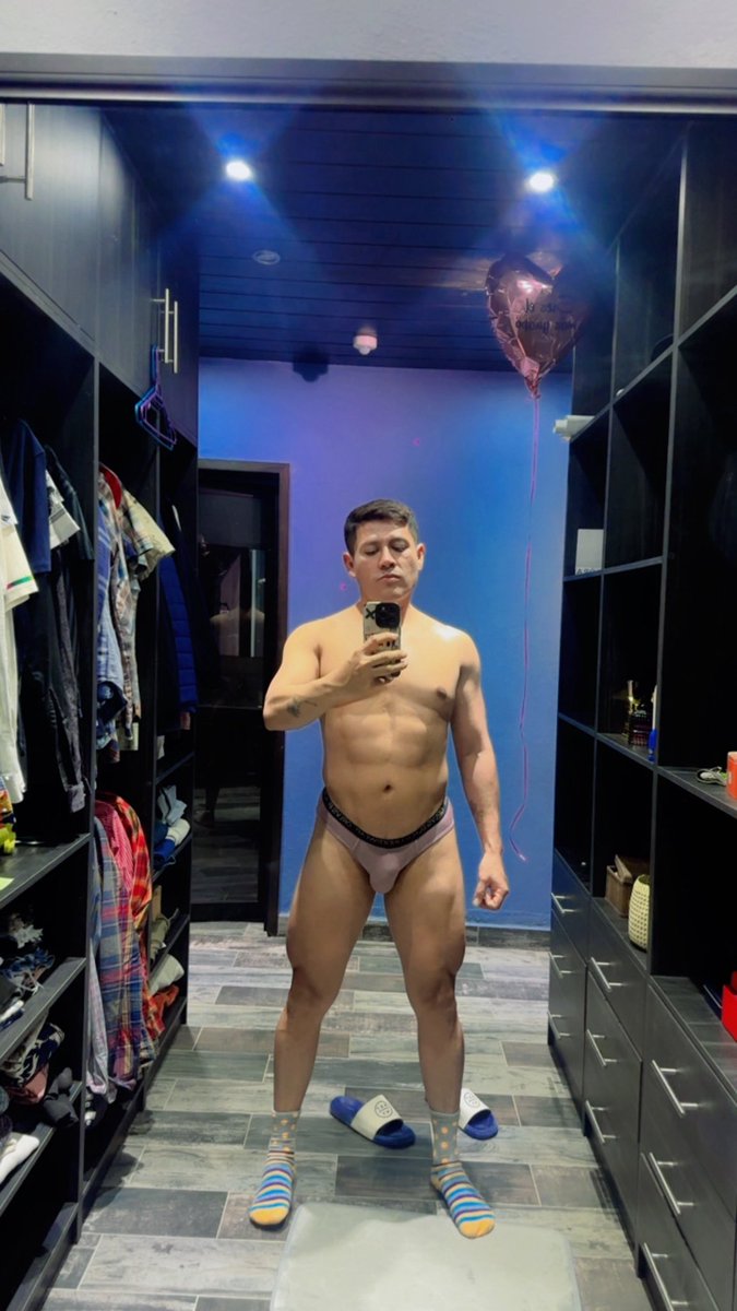 John_Chaparrito's tweet photo. Será que no existe nadie a la medida para mi ? 
#legday
#chaparrito
#nalgon
#entregado
#cute
#gayboy https://t.co/VogdwDjAe9