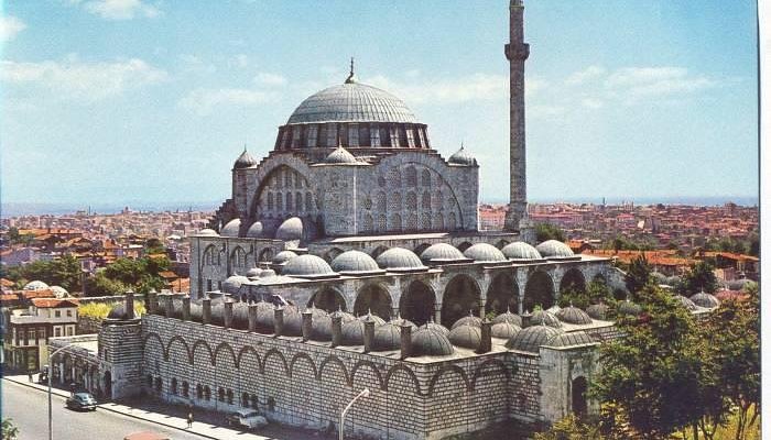 "İnsanlar İslam'dan neden soğuyor" sorusunun cevabını bulmak için şu adamın fotoğrafına bakmanız yeter.
İstanbul'un en güzel camilerinden olan Üsküdar'daki Mihrimah Sultan Camii'nde vaaz ediyor. 

Yaptığı vaazlar o kadar irrite edici ve insanları kutuplaştırıcı ki, caminin