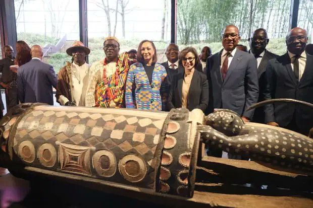 poaenglish's tweet image. #IvoryCoast elders lined up at the airport in #Abidjan and welcomed their "Talking Drum", just returned from France after a century.  90% of sub-Saharan cultural heritage looted from Africa are held in Western #Museums.
pulseofafrica.info/entertainment/…
#ThePulseofAfrica
#POA
