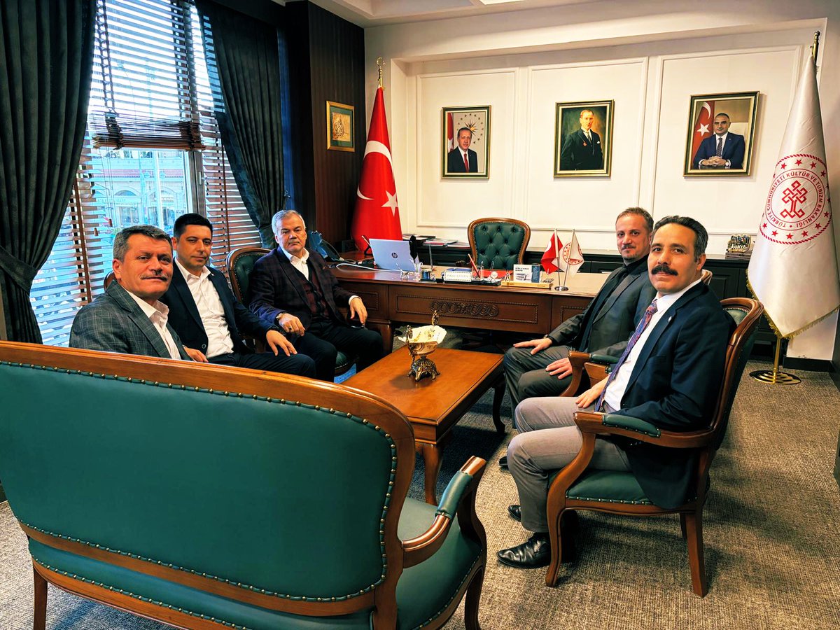 Konya İl Kültür ve Turizm Müdürü Sn.Fikret Fidan’a hayırlı olsun ziyaretinde bulunduk. 

Genel Başkan Yardımcımız Yasin Kılıç, İl Temsilcimiz İskender Başçı ve Yardımcısı İsmail  Dığrak’ın da  katıldığı ziyârette;
Kültür, sanat, turizm, çalışma hayatı ve çalışmalarımız ile