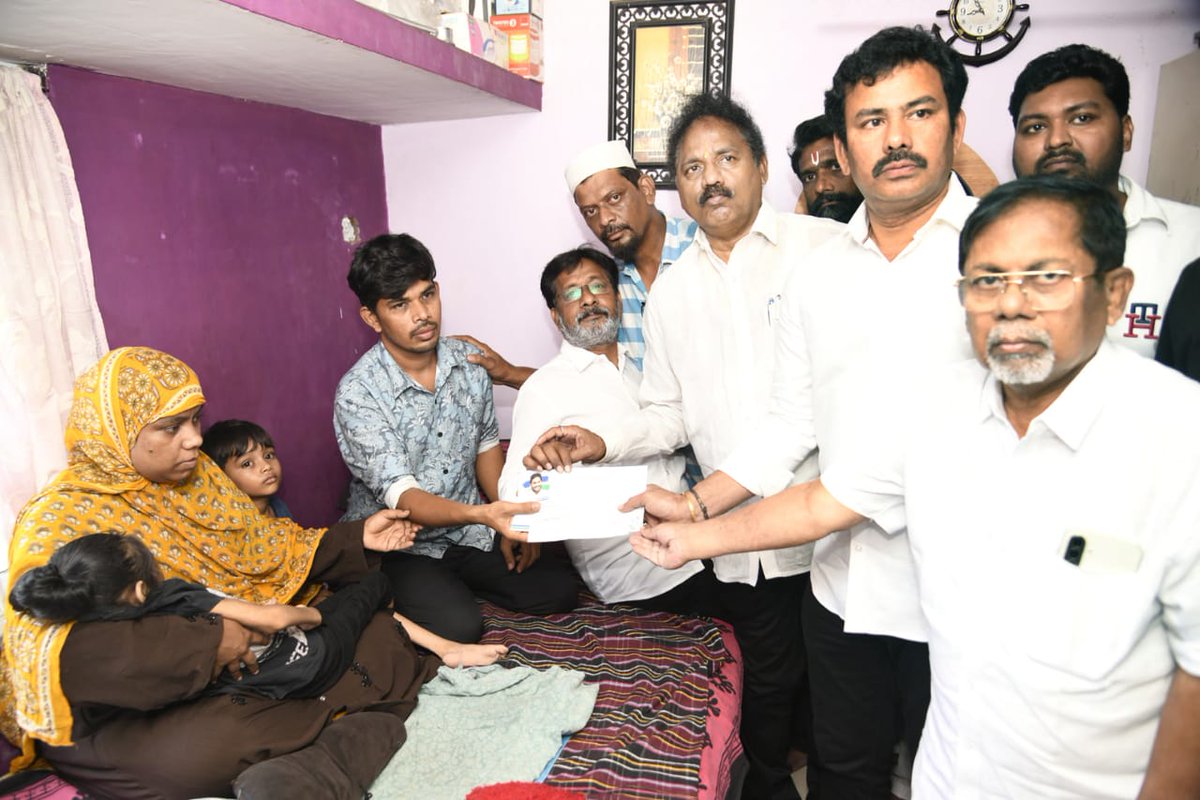 UttarandhraNow's tweet photo. విశాఖపట్నం : తీవ్ర బ్రెయిన్ సమస్యతో బాధపడుతున్న ఏడేళ్ల చిన్నారి జోయ మహమ్మద్ కి వైఎస్సార్ కాంగ్రెస్ పార్టీ తరఫున రూ.2 లక్షల ఆర్థిక సహాయం.
#visakhapatnam #brainissue #ysrcp #UANow https://t.co/IQkj0Odi6U