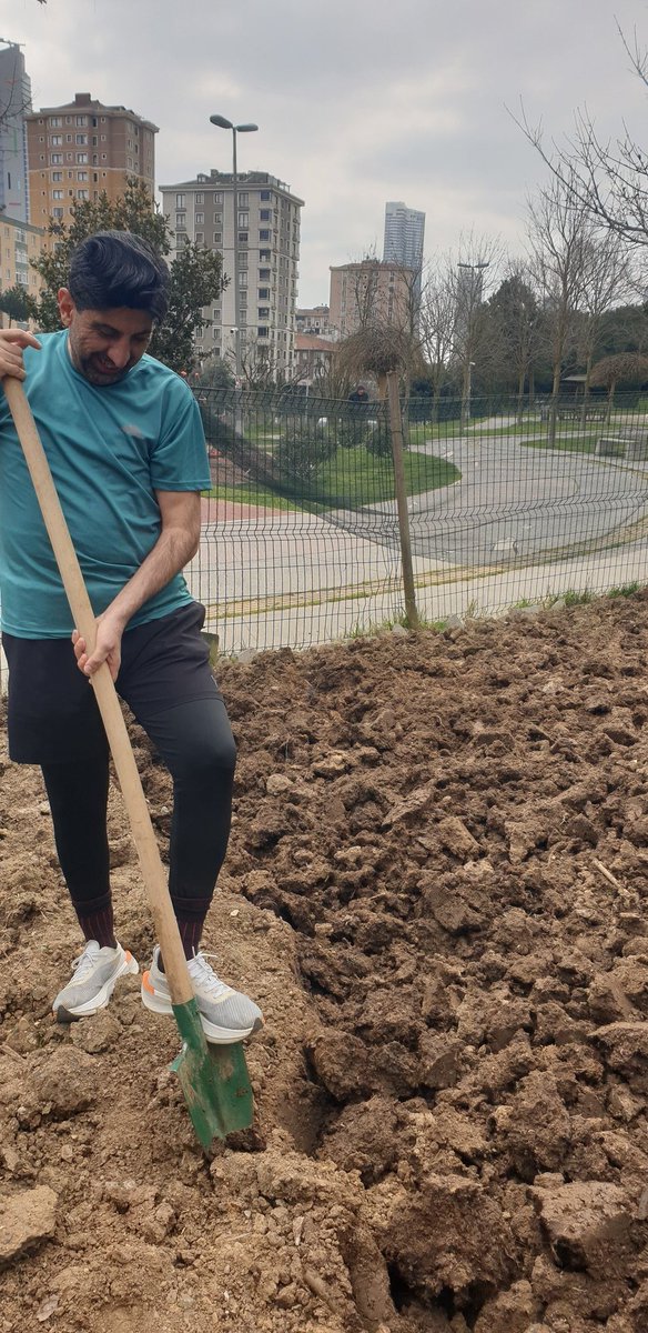 INANPOYRAZ1's tweet photo. Parkta illa da yürüyüş veya spor şart değildir. 
Parkın emekçilerine gönülden  katkımızdır. https://t.co/wHQPiu9hyL