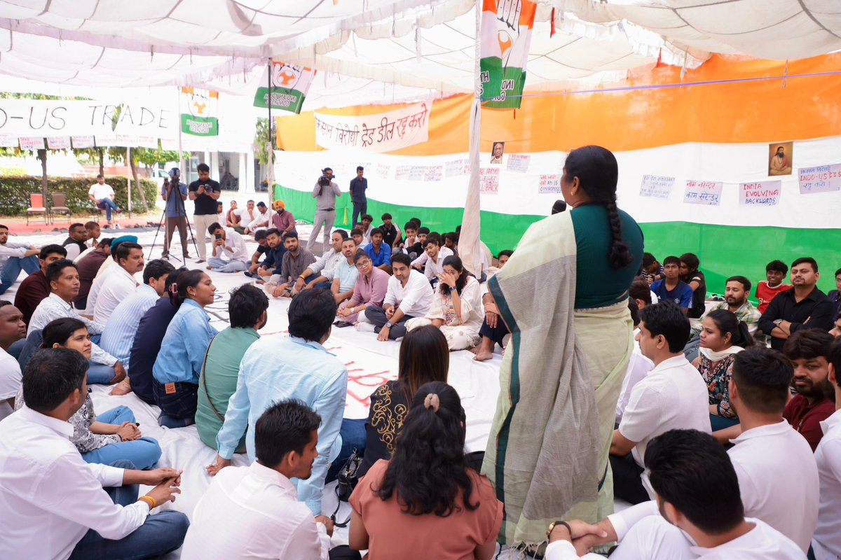IYC's tweet photo. आज #NyaySatyagrah में MLA @seethakkaMLA जी पहुंचीं और इस संघर्ष को और मजबूती दी।

देशहित से समझौता मंज़ूर नहीं!

जब तक यह जन���िरोधी समझौता रद्द नहीं होता, तब तक हमारा संघर्ष इसी तरह मजबूती से जारी रहेगा। 🇮🇳✊🏻

📍 IYC मुख्यालय https://t.co/JrMGa1kf5N