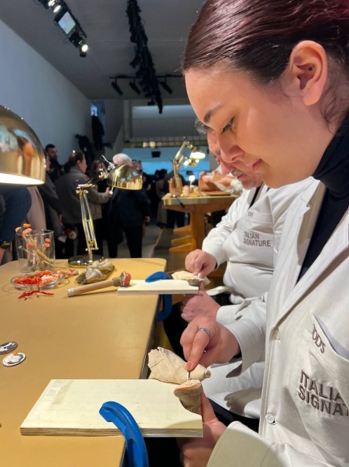 tracey_my_wong's tweet image. At Milan Fashion Week

Tod’s invited coral and cameo artisans from Torre del Greco to demonstrate their craft live.

In a world chasing spectacle, this felt like a quiet truth.

Luxury still begins in the hands of artisans.

#Luxury #Craftsmanship