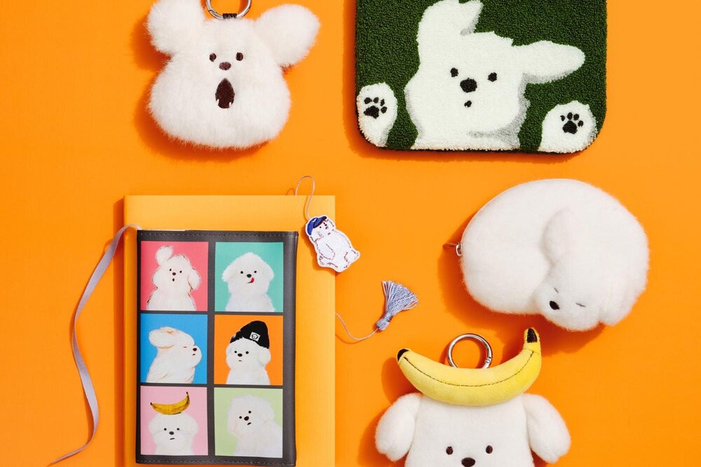 アフタヌーンティー・リビング“白いふわふわ犬”のぬいぐるみチャームや食器、トートバッグなど - fashion-press.net/news/144235