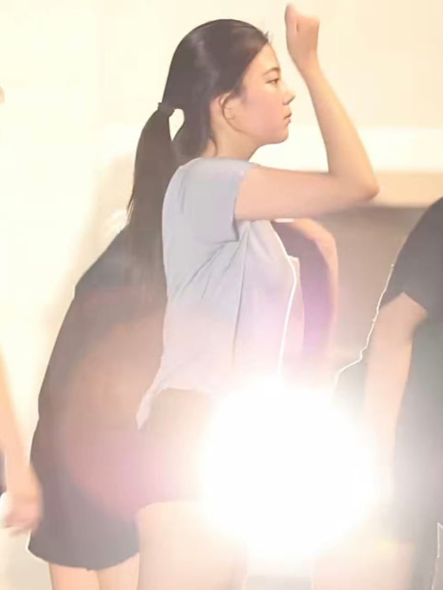 淡蓝色的私服和初中汇演的样子就这样重叠了🥲

#ITZY #있지 #LIA #리아