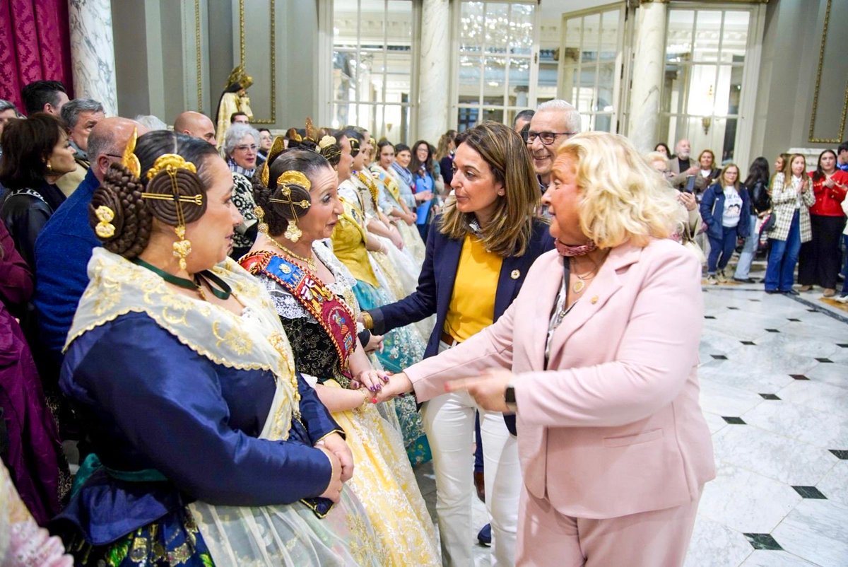 GVAGovernObert's tweet photo. 🏛️La consellera de Justicia, Transparencia y Participación, Nuria Martínez, acompaña a las Falleras Mayores de los #CEVEX en la recepción oficial ofrecida por el @AjuntamentVLC. 
#Fallas2026🔥 https://t.co/EfbIQYhjep