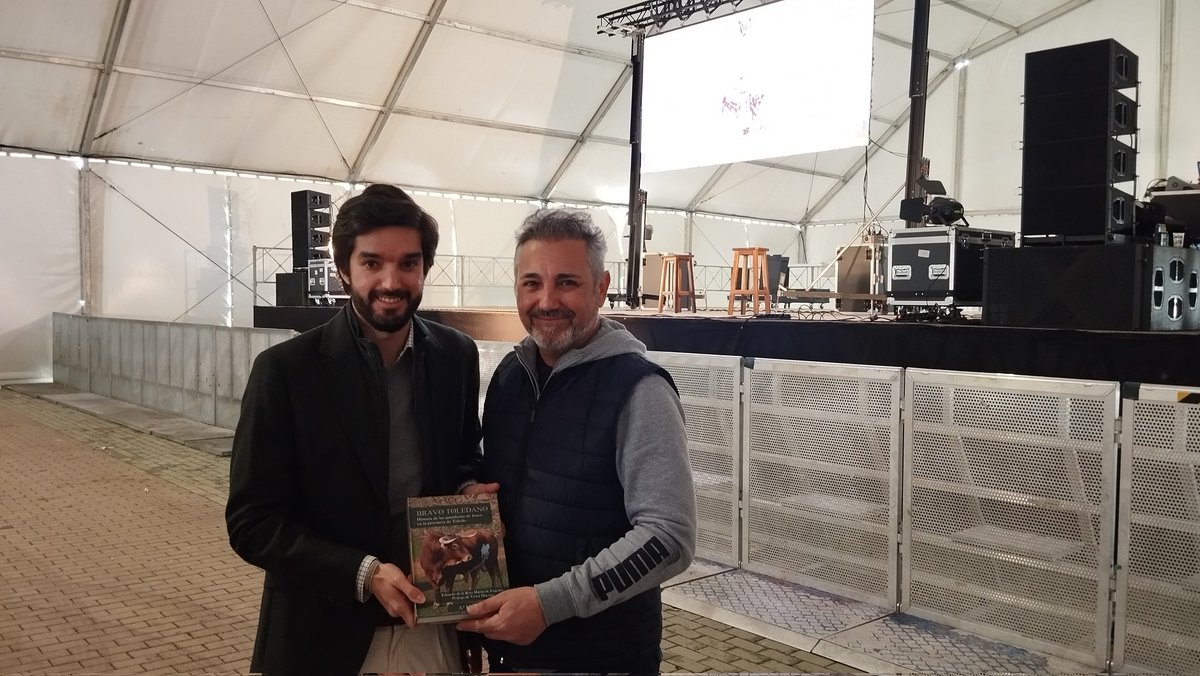 EnriquedelaRos's tweet photo. Buena mañana en Illescas en la previa de la corrida de Milagro en la presentación del libro Bravo Toledano,el torero Víctor Hernández y los ganaderos de Román Sorando.
Gracias @MaxiToroSL por la iniciativa y la organización del evento. https://t.co/xCzZXqEytY