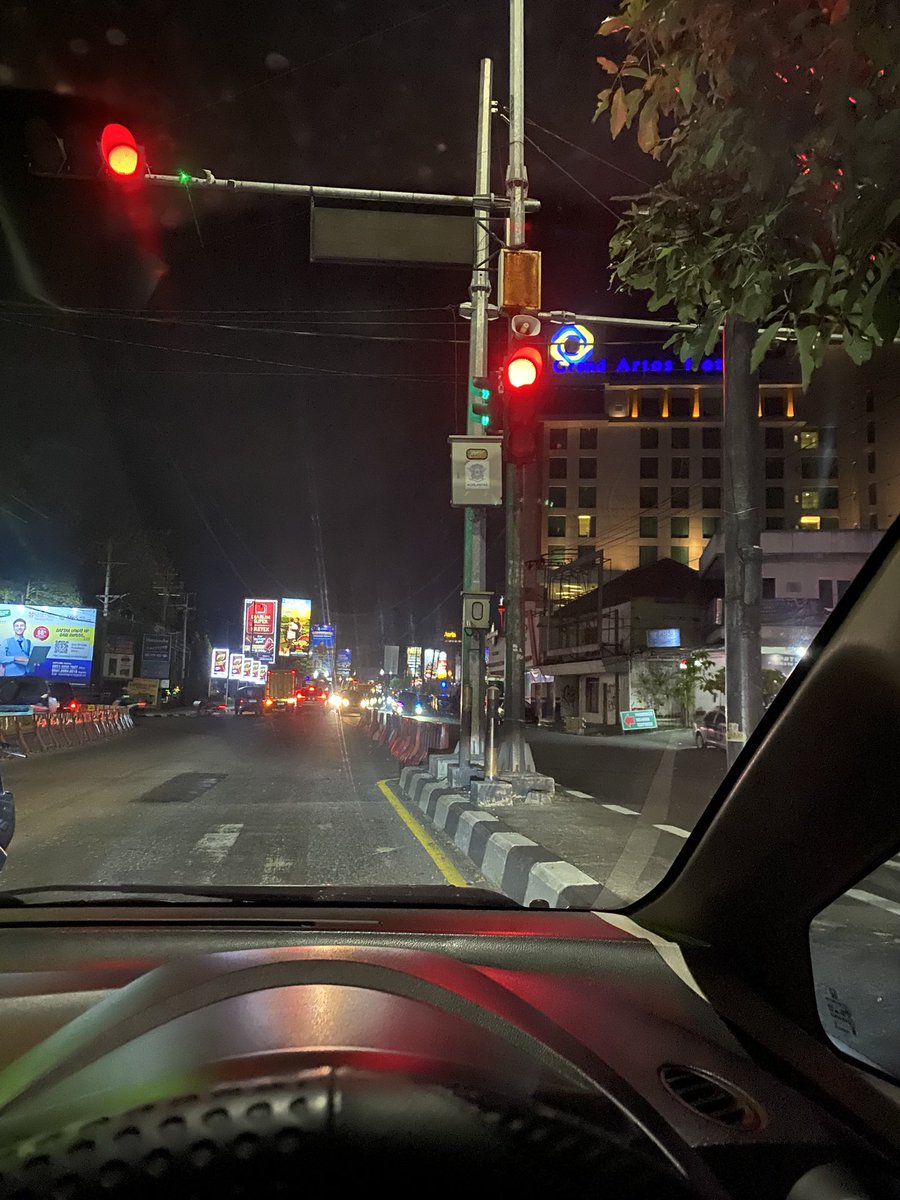 Bentar woyy, aku baru balik bukber
Tolong jilo jilo itu