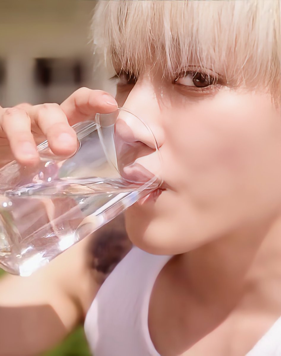 A peerless beauty—pure elegance in a single sip 🌹✨
#TAEYONG