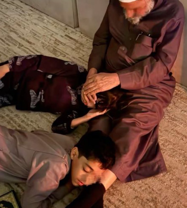 يابوي بإذن الواحد الحي البديع
 ………. إنّك  بجنّات النعيم  المونسة
ونعيّد العيدين  .. يا حيّي جميع
………  لو نختلف بالأزمنة .. والألبسة !
حنّا يخيط ثيابنا  « عبد السميع »
… وانت السميع يلبّسك من سندسه