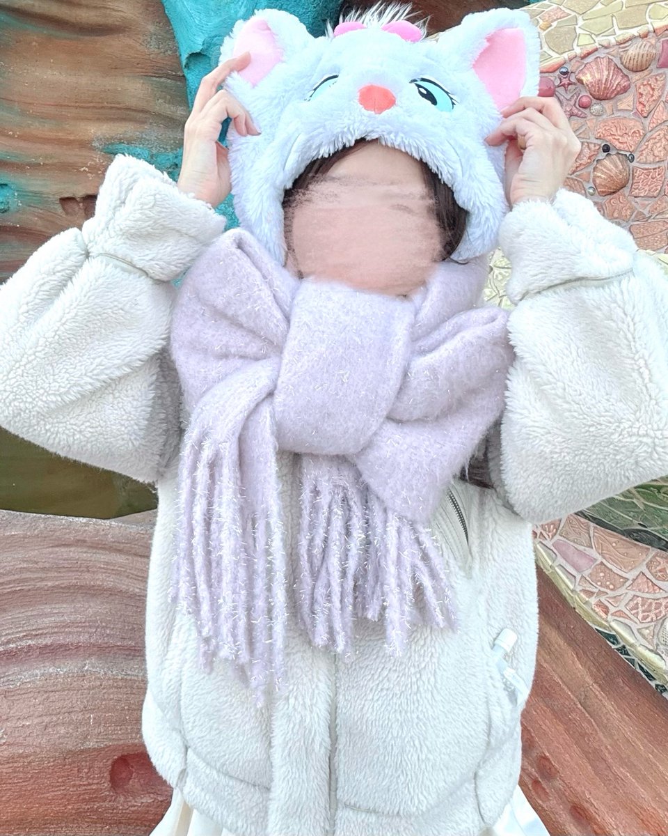 s__0rn_'s tweet photo. シーでマリーちゃんバウンド🐈🎀
キラキラのマフラーがポイント🧣 https://t.co/DWhI3szBFC