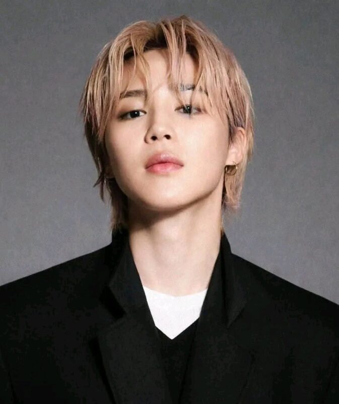 jmsrealwiife_jm's tweet image. Jimin is already causing quite a stir 🤭  His pictures and videos thrill everyone who sees them! His charisma and elegance simply captivate everyone! 🔥
I love his powerful performances! 🫠🫠

JIMIN IS COMING
JIMIN ARIRANG
WE LOVE YOU JIMIN 

#JIMIN #TheDontKnowBoutUs
#IntoTheSun