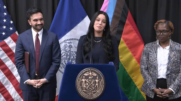 IgualdadLGBT's tweet photo. Zohran Mamdani, alcalde de Nueva York, nombra a Taylor Brown como "directora" de la Oficina de Asuntos LGBTIQ+ de la alcaldía, convirtiéndose en la primera mujer trans en la historia de la ciudad en dirigir una oficina municipal
👉 https://t.co/lBFTS5T2dq https://t.co/7PpAvC5uJK