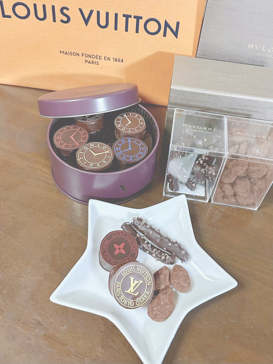 sato1113_102's tweet photo. .
#ホワイトデー 🎀
LE CAFE V
《 ル・カフェ・ヴィー 》
*SABLES - NOIR(サブレ・ノワール)
BVLGARI IL CIOCCOLATO
《 ブルガリ イル・チョコラート 》
*イ・ドルチ・ギフトボックス
大好きなチョコレート
ありがとう🍫
#Whiteday
#LouisVuitton #lecafev #BVLGARI https://t.co/03Ah8BW1CL