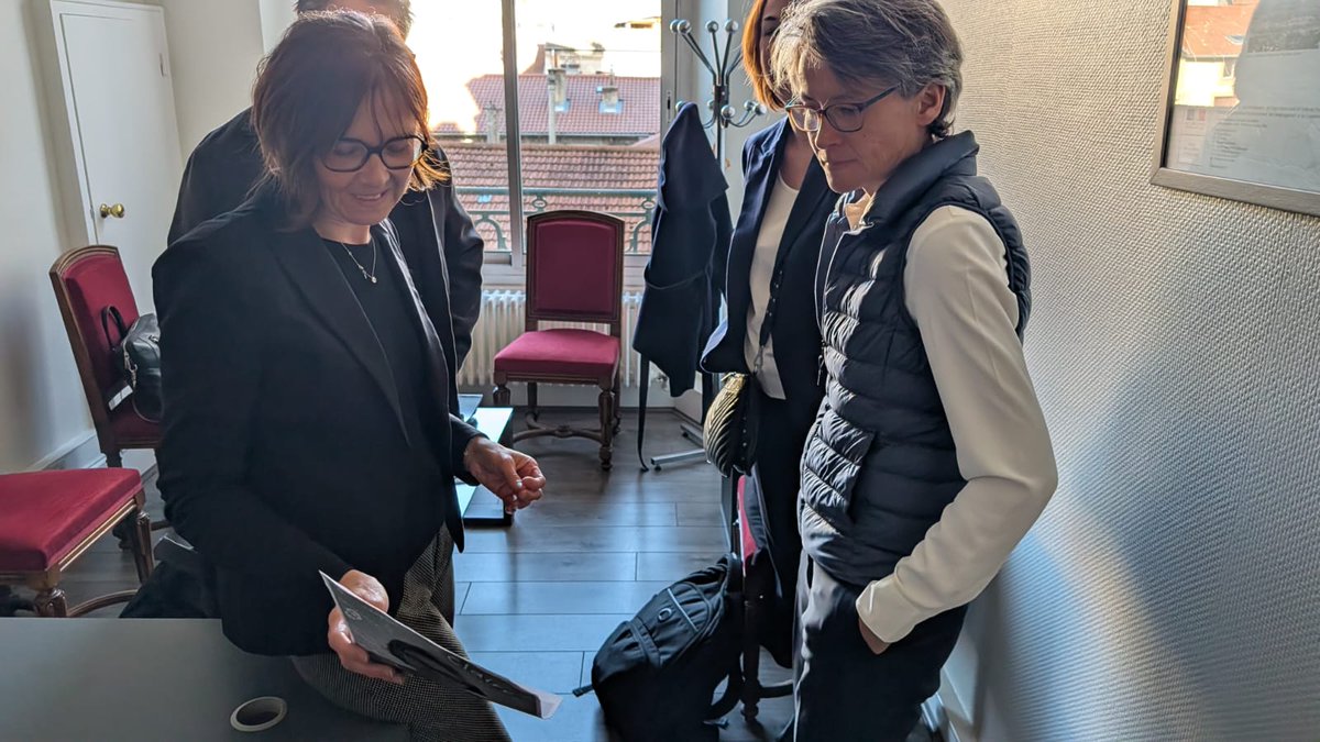 Prefecture42's tweet photo. 📸 Muriel Nguyen, préfète de la Loire, a reçu Fabienne FOURNIER-BERAUD, directrice régionale de l'économie, de l'emploi, du travail et des solidarités d'Auvergne-Rhône-Alpes (#DREETS) 🇫🇷
📢 Cette rencontre a permis d'aborder les dossiers prioritaires pour notre territoire, au croisement de l'#économie et de la cohésion sociale :
1️⃣ Solidarité & #Logement : Un point sur l'hébergement d'urgence et l'articulation essentielle entre l'emploi et l'accompagnement #social. 🏠🆘
2️⃣ Politique de la ville : Poursuivre la mobilisation des crédits pour soutenir les populations les plus fragiles, en cohérence avec les orientations des 3 contrats de ville. 🏘️✨
3️⃣ Économie & Emploi : Analyse du contexte social actuel et renforcement du réseau pour l'emploi afin de soutenir la #compétitivité de nos entreprises locales et l'emploi. Ainsi que l'intégration des sujets économie-emploi et le décloisonnement des services au sein de la cellule départementale économie-emploi (#CD2E), dont la #DDETS est un membre actif, pour une meilleure intégration des sujets "Économie-Emploi" au service du territoire. 🤝
📈💼
📢 L'échange a également porté sur la lutte contre les fraudes avec le développement du e-commerce et la contribution de la direction départementale de la DREETS au #CODAF opérationnel (Comité opérationnel départemental anti-fraude) ; ainsi que sur l'organisation interne et la qualité du climat social au sein de la DDETS.
💡 Le saviez-vous ?
La DREETS est l'interlocuteur unique au niveau régional pour piloter les politiques publiques essentielles :
✅ Travail : Inspection et respect des relations commerciales. ⚖️
✅ Économie : Accompagnement des entreprises et des mutations du marché. 🚀
✅ Social : Lutte contre les exclusions et protection des personnes vulnérables. ❤️
#Etat #Loire #Emploi #Solidarité #DREETS #ServicePublic #Economie #CohesionSociale
@prefetrhone