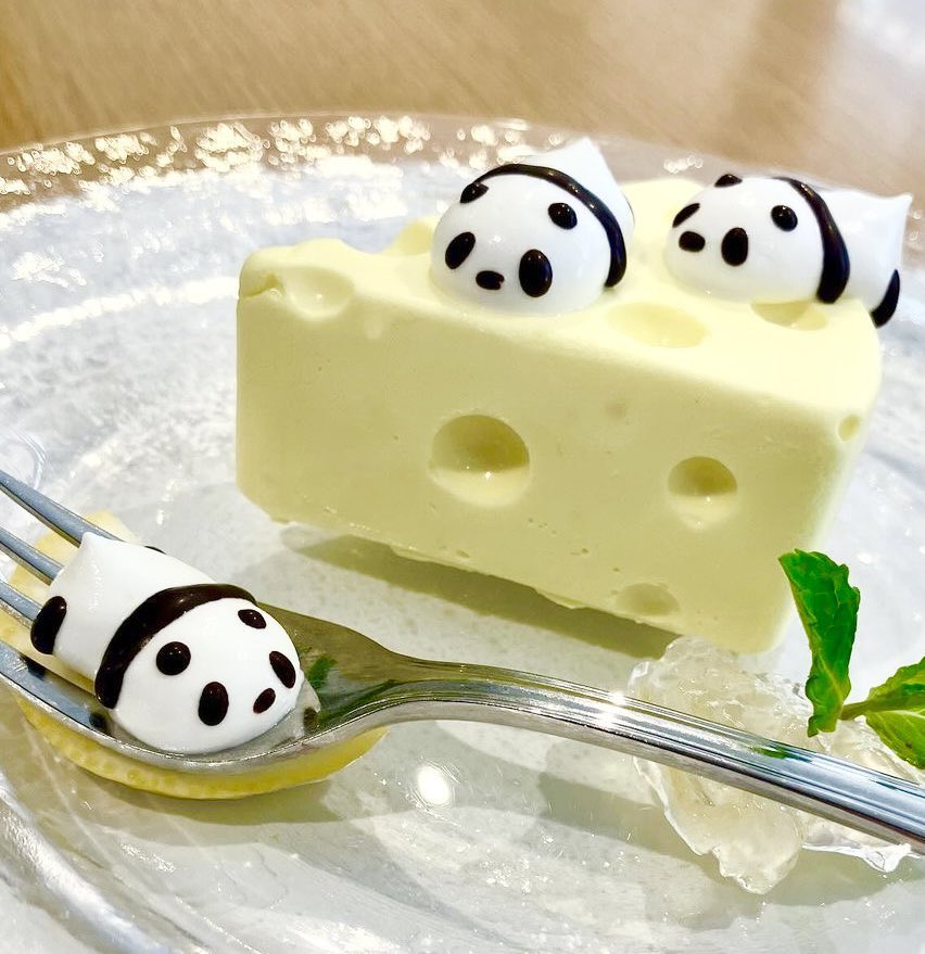 sweetroad5's tweet photo. 愛知県名古屋市大須観音駅近くにあるお店「yama coffee」の、さっぱりとしたレアチーズケーキに生クリームで作ったパンダが乗った「いたずらパンダのレアチーズ」✨

11時半〜の販売で、数量限定です！ https://t.co/30VP7d7RDk