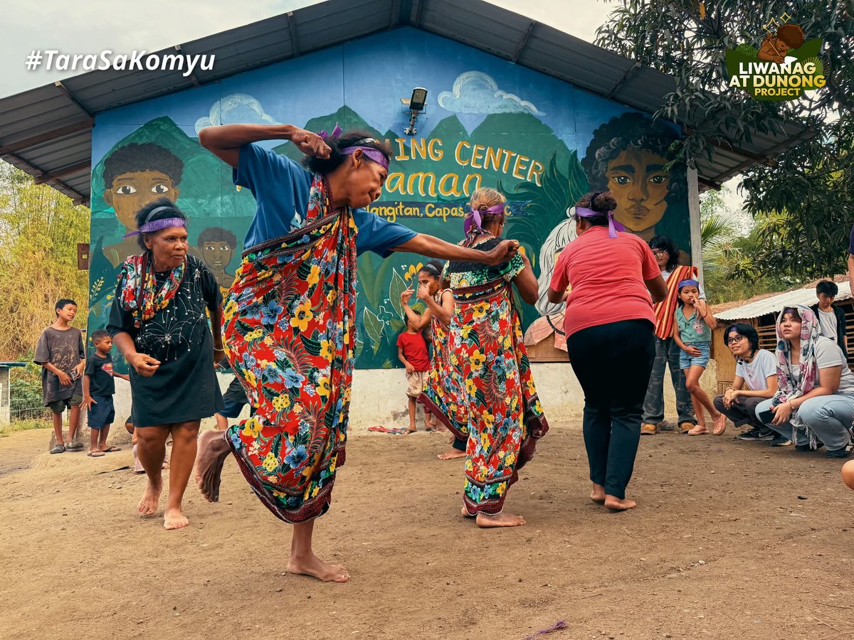 During #WomensDay in the komyu, Aeta nanays led the #Taripi, guiding boluntirs through the traditional dance. Dancing with them is both a privilege and a stand in solidarity with Indigenous women’s struggle for rights. ✊🏽💜