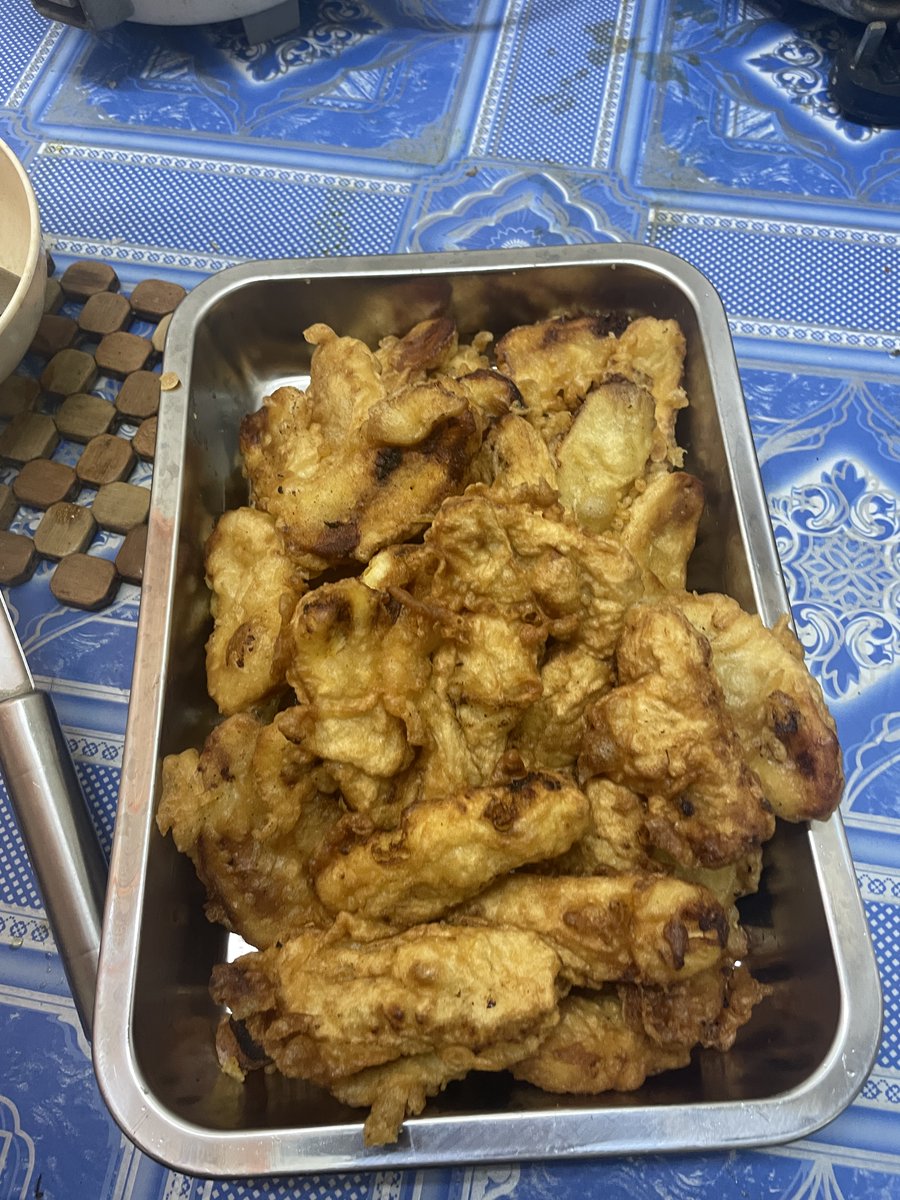 ourc_jp's tweet photo. オランウータン調査中のグルメ。1枚目は夕食のチキンカレーと野菜炒め。2枚目はおやつの揚げバナナ🍌アシスタントが作ってくれました、美味しい！ https://t.co/ddZIiCurFM