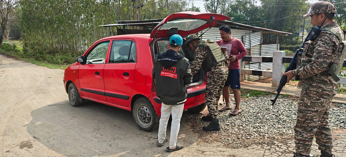 Crpf32's tweet photo. Mobile Check Posts by 32 Bn CRPF ensure safe routes, curb illegal movement & strengthen security. A mission to protect people while fostering peace & trust. #CRPF #ServingNation https://t.co/VQnKNQIuJv