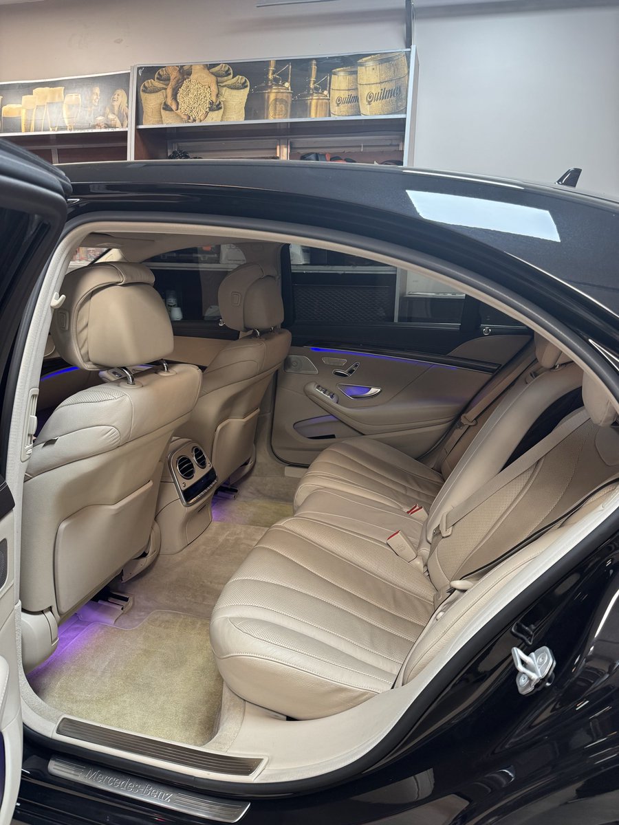 Ustedes pretenden que yo no delire con los autos, pero el más cuerdo de mis amigos sale con este Mercedes S500 W222.

No hay foto que represente el tamaño y la presencia que tiene este bote. Si tenés chofer y aires de rapero, es por acá. 🫡