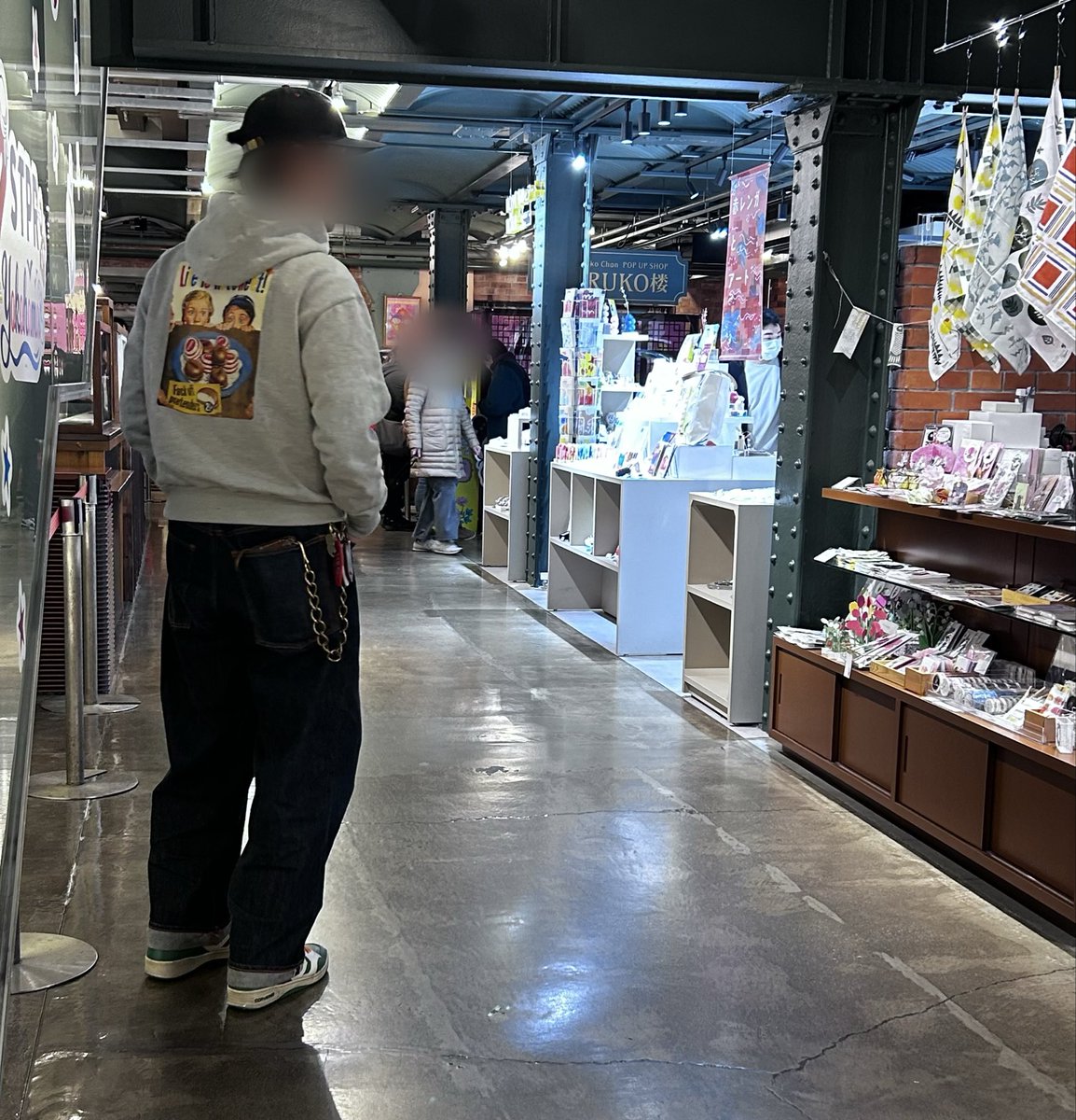 SanDiego_Jordan's tweet image. 横浜で用事を済ませて久しぶりの中華街へ。

名物粥店オカユヤで軽く夕食を。
そして食べ歩き。まずは大鶏排ではなくて、今回は初めてのイカの丸揚げ。味付けは似ているのですが、イカの方が軽くて食べやすいですね。
そして最後はお決まりの杏仁ソフト。
#tcbjeans
#samples
#sapeur
#converse