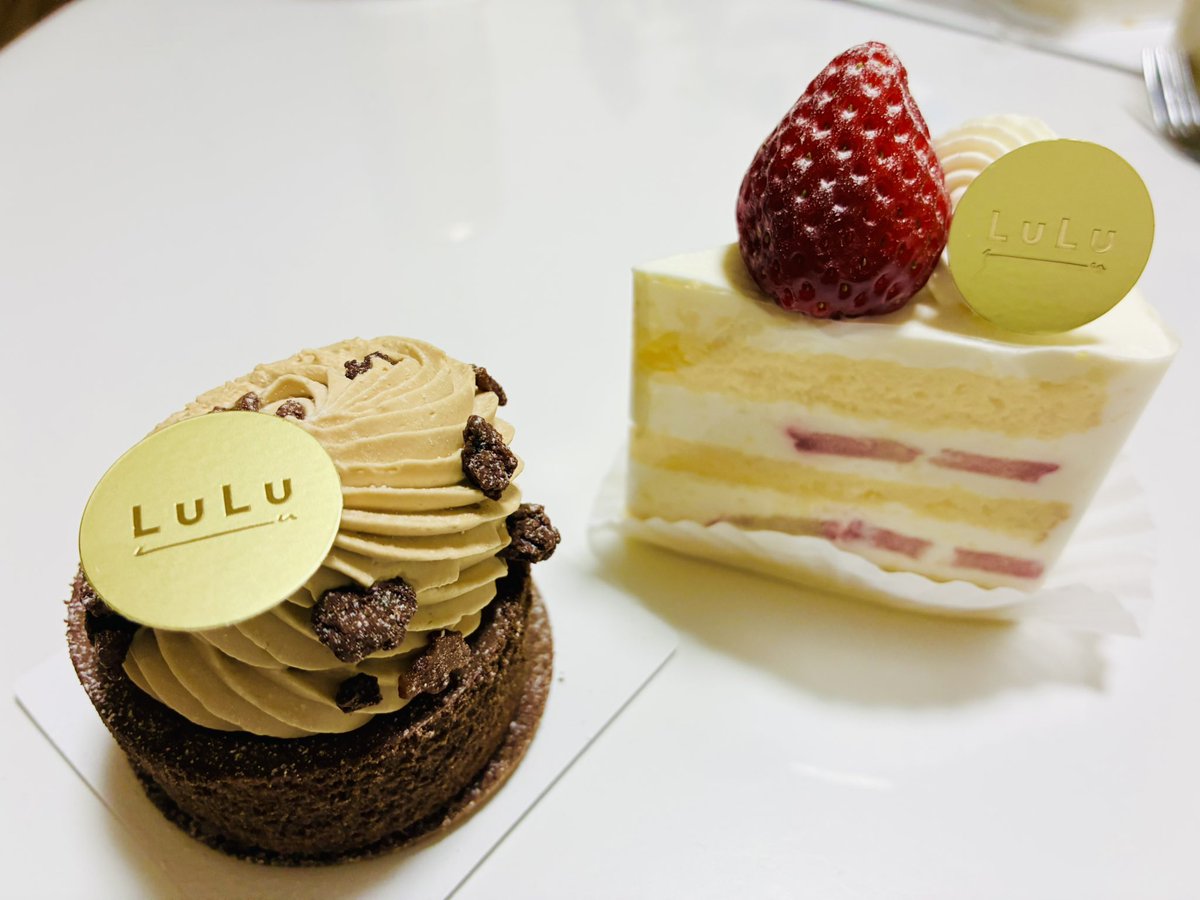 sanialaz's tweet photo. 忘れてたけどホワイトデーだった。
夫が人気のケーキ屋さんを調べてくれたらしい。
朝から30分並んで買って来てくれたらしい。
ワタクシは板チョコの詰め合わせをあげただけなのに。
なんていいやつなのか。
愛してるよ夫。 https://t.co/waOn1fMIfa