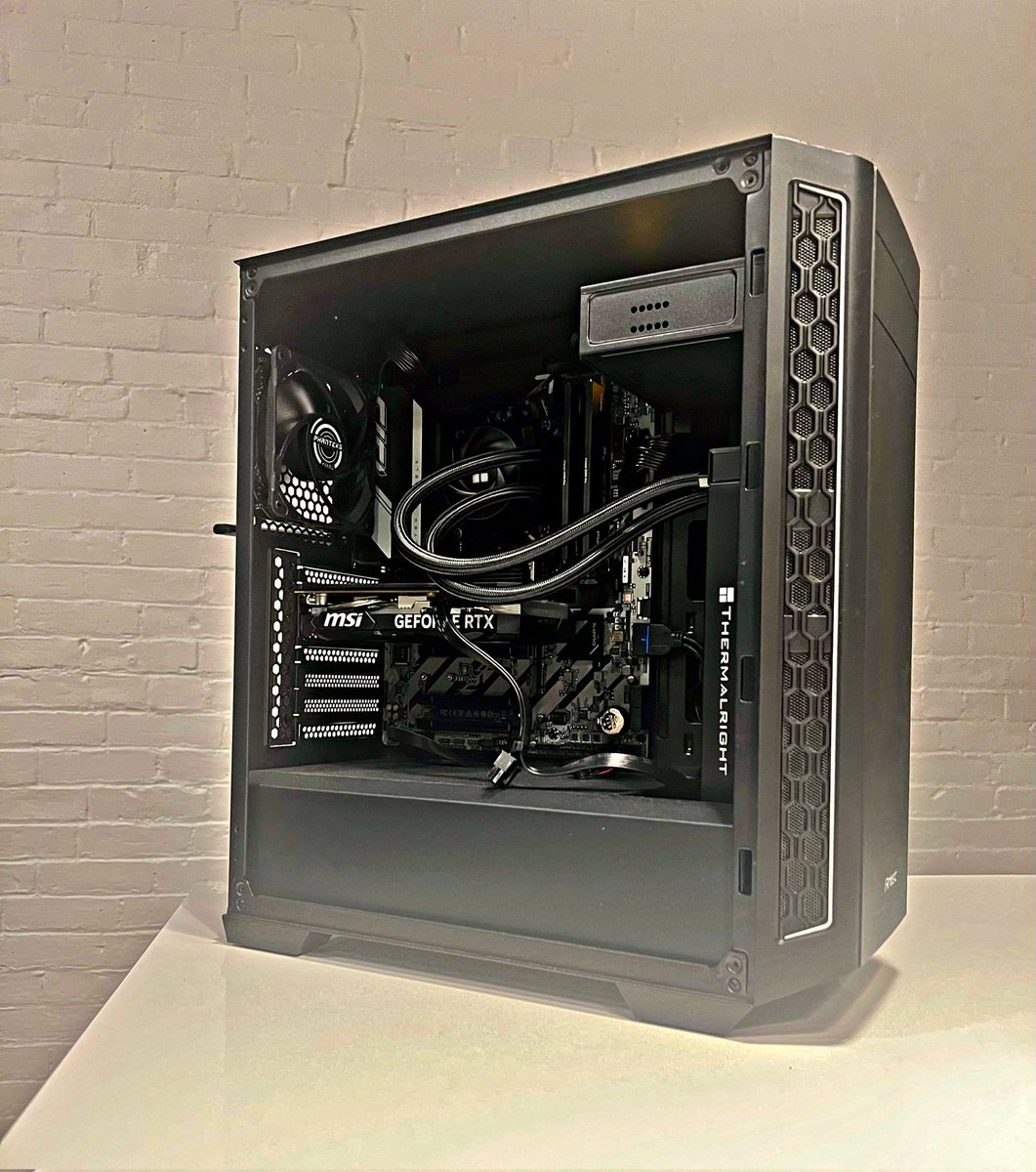 RichEyeAm's tweet image. This PC is a beast but it's time to go back to MacBook - $3k DM if serious ! #computer #trading