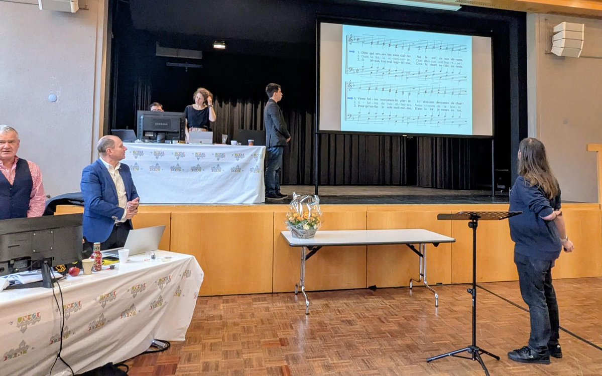 #SynodeEERV L’équipe de méditation ouvre la session de cet après-midi en proposant d’accompagner sa prière et ses chants d’une cérémonie du thé.