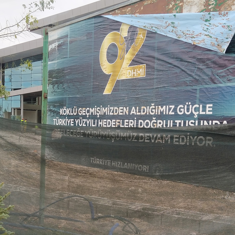 ilyatopper's tweet photo. Con tanto lovebomblaşma Turquía - España, ahora todos los españoles quieren aprender turco.
¡Maravilloso!
Pero es un idioma difícil, dicen...
Sí. Bueno, no. Pero...
A mí me ha costado mucho. Voy a explicar por qué.
Con el ejemplo de ese cartel en un aeropuerto de Capadocia.
> https://t.co/2uVJvGkLLo