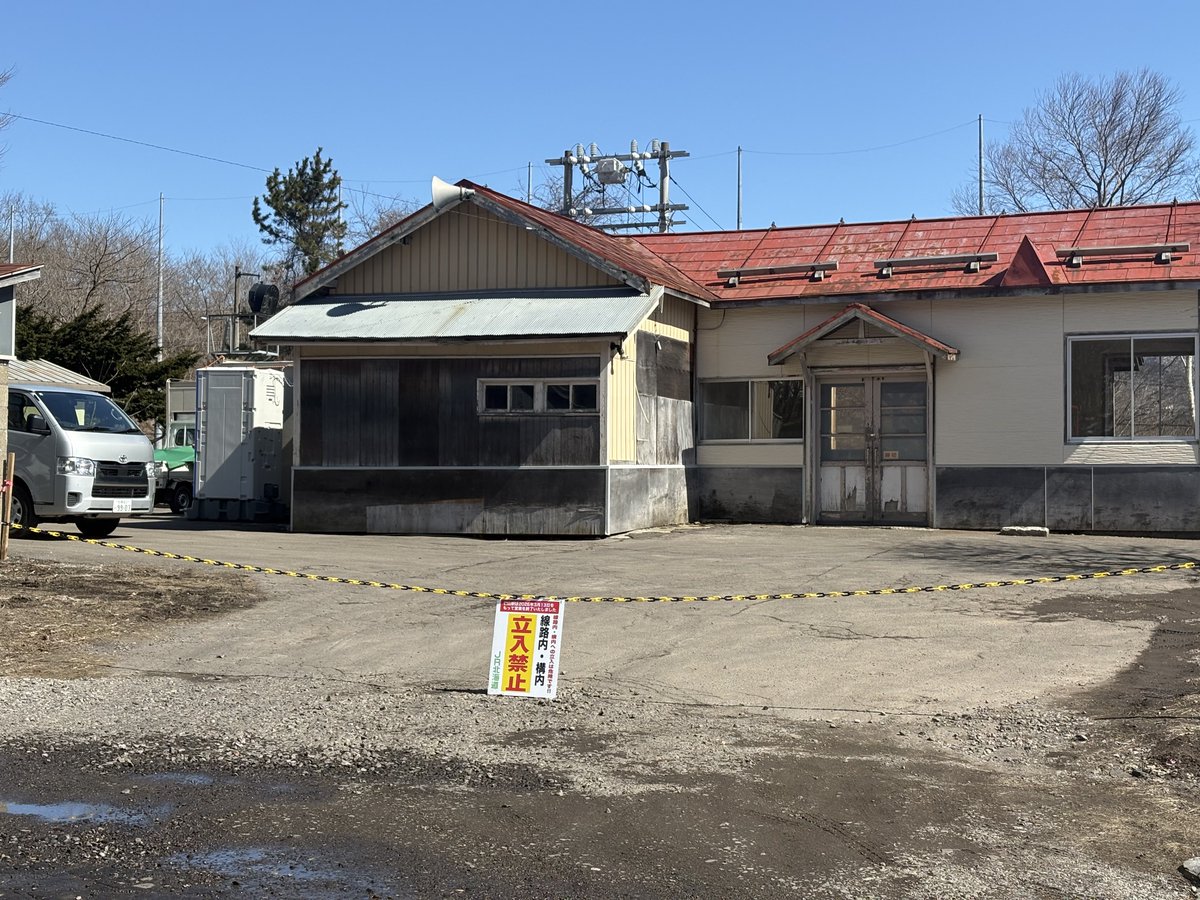 281_Forever's tweet photo. 廃止翌日の仁山駅。

駅名標や駅の階段が取り外されました。
一つ前の新函館北斗駅の近代的な造りとは打って変わって、山の中の小さな駅というギャップが面白い駅でした。
信号場から駅へ昇格し、駅から再度信号場へ。まだまだ歴史は続きます。 https://t.co/WKpjW5unaF