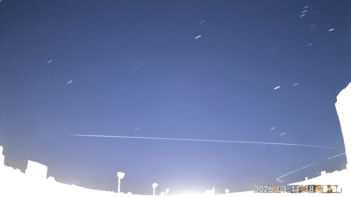SgrCapAqr's tweet photo. ISSが南から東へ進んで地球の影に入っていく様子。ATOM cam 2に写ってたので比較明合成してみた。
2026/03/11 18:24～28 (JST) @札幌 https://t.co/5B5xtEBaAD