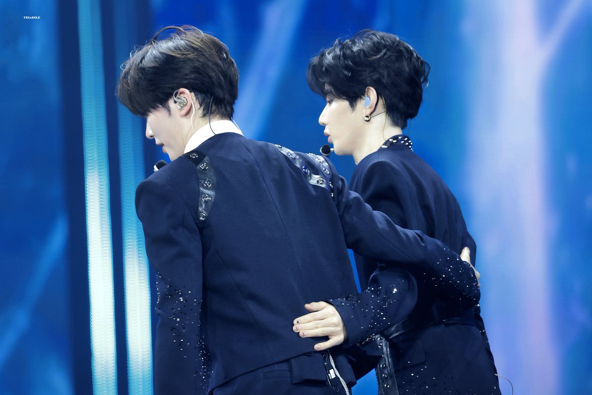 𝒕𝒓𝒊𝒂𝒏𝒈𝒍𝒆🩵🩷 tweet media