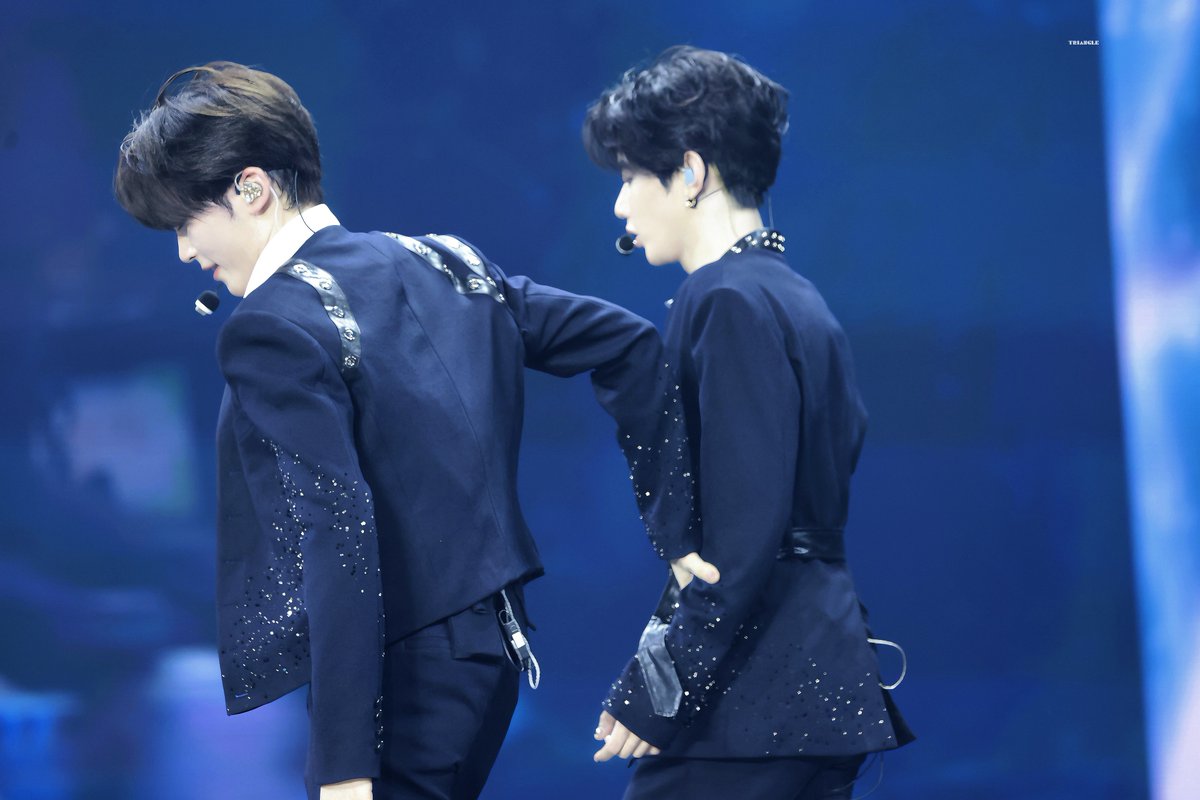 𝒕𝒓𝒊𝒂𝒏𝒈𝒍𝒆🩵🩷 tweet media