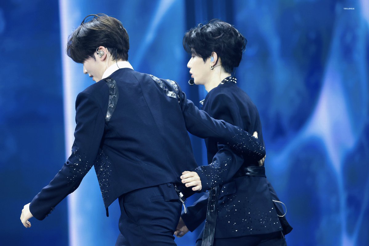 𝒕𝒓𝒊𝒂𝒏𝒈𝒍𝒆🩵🩷 tweet media