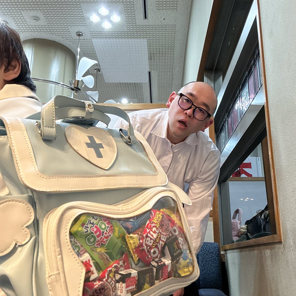 saccho_0325's tweet photo. あめとムチありがちゅ😘✨✨
ネタもトークも楽しかったよお🌈✨
手羽先チャンプルーちあきさんに
キャラパキいただいたよ💝
てか顔ヤバッ🤣www
それと今日はホワイトデーだから
リュックお菓子でパンパン🍭🍬🍫🍪
お菓子の妖精さんが
映り込んでるーって思ったら
あや菓子や新田さんだったよ🤭笑笑 https://t.co/p76aUkHd9q