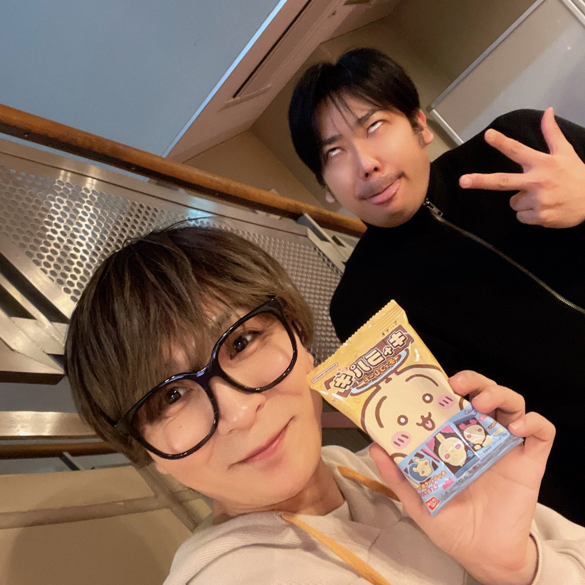 saccho_0325's tweet photo. あめとムチありがちゅ😘✨✨
ネタもトークも楽しかったよお🌈✨
手羽先チャンプルーちあきさんに
キャラパキいただいたよ💝
てか顔ヤバッ🤣www
それと今日はホワイトデーだから
リュックお菓子でパンパン🍭🍬🍫🍪
お菓子の妖精さんが
映り込んでるーって思ったら
あや菓子や新田さんだったよ🤭笑笑 https://t.co/p76aUkHd9q