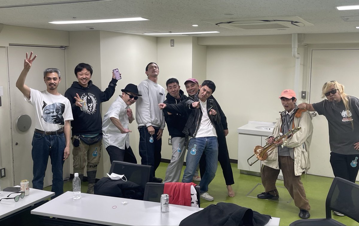 IdolPunchRacco's tweet photo. 「我々のBODY ODD、多分誰も聴いてない」
というスローガンで結成して先程解散しました！
素晴らしい夜！ https://t.co/aQs7LO61Rb