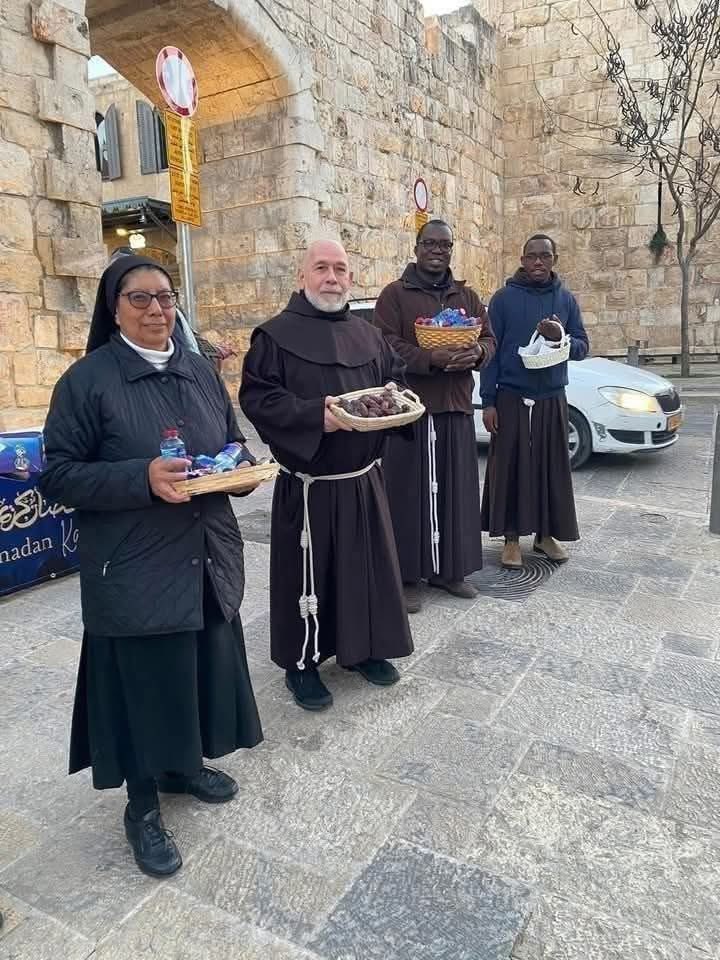 Look at this… 🥰some clerics in Jerusalem giving out dates, water, and whatever they could before iftar to people stuck on the road.

Praying they’re safe and don’t get caught up in that Israeli spitting shit.