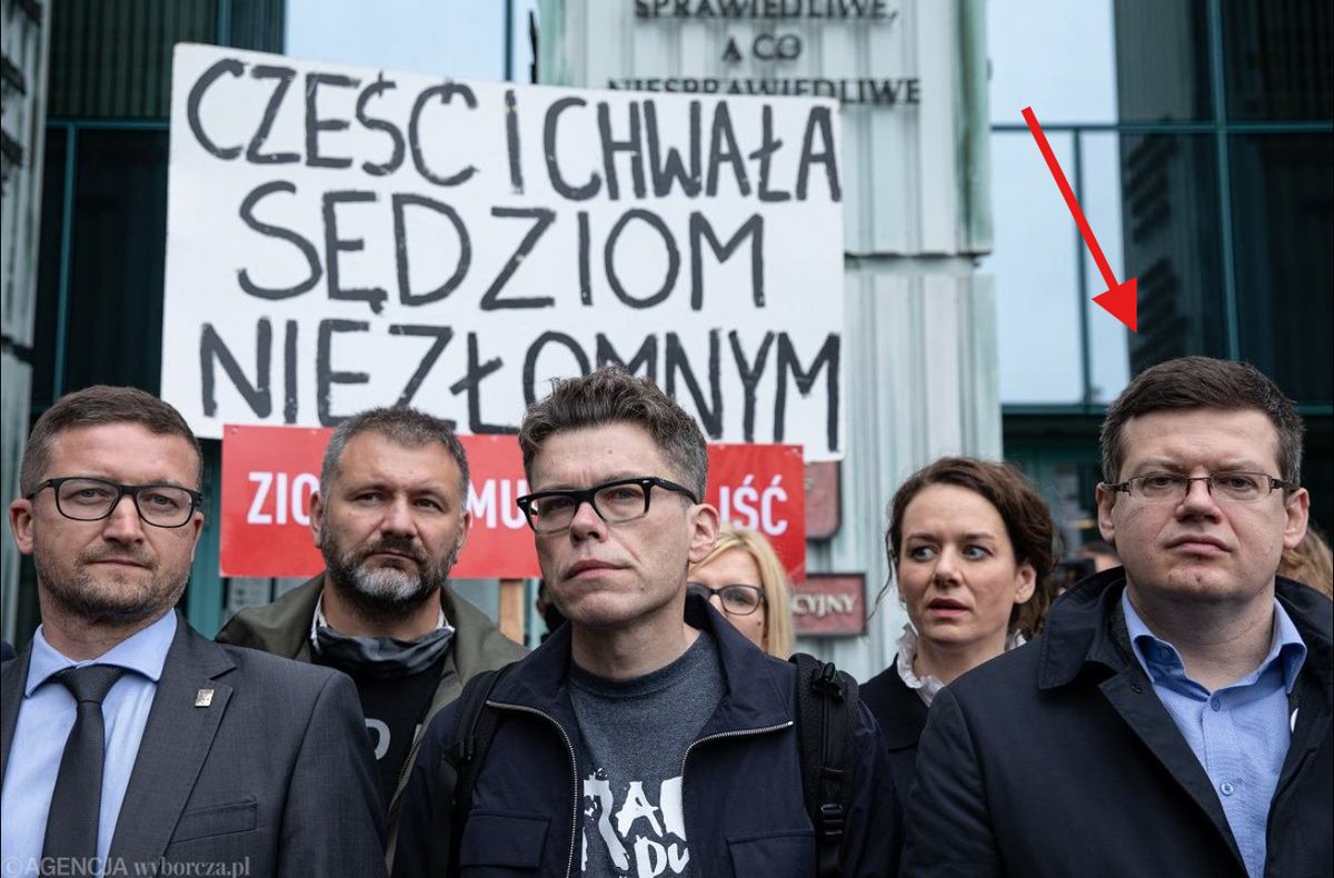 A tu - w otoczeniu innych, całkowicie apolitycznych osób - nowy, niezależny, apolityczny sędzia Krystian Markiewicz, były szef <a href="/JudgesSsp/">IUSTITIA Stowarzyszenie Sędziów Polskich</a>, którego Koalicja 15X wysłała do Trybunału Konstytucyjnego, by odpolitycznić te "nielegalną instytucję"

Praworządność zwyciężyła✌️