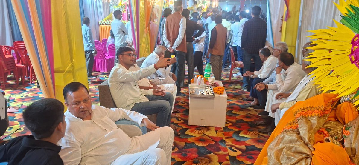 jairampandey312's tweet photo. कल एक कार्यक्रम के दौरान- बुजुर्ग अभिभावक का कहना था, गलती हम लोग से हुई है तो भोगेगा कौन?

अर्थात्:- 2014-22 तक मोदी चालीसा|

अब अधिकांश घर के गार्जियन अपनें बच्चों और परिवारजनों से कह रहे हैं जीवन में कभी भी BJP को वोट मत देना, खासकर सवर्ण|

सब एक लक्ष्य @yadavakhilesh विकल्प|| https://t.co/QRcmUbFDFD