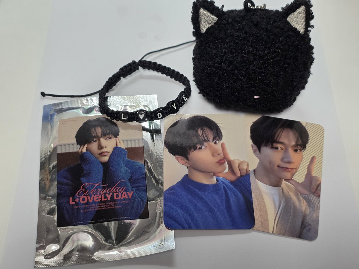 생파 선물 진짜 너무 이뻐ㅠㅠㅠㅠ
근데 김묭볼 너무 까매서 귀랑 코밖에 안보여욬ㅋㅋㅋㅋㅋㅋㅋㅋㅋㅋㅋㅋㅋㅋㅋ
귀엽다 진짜 ><