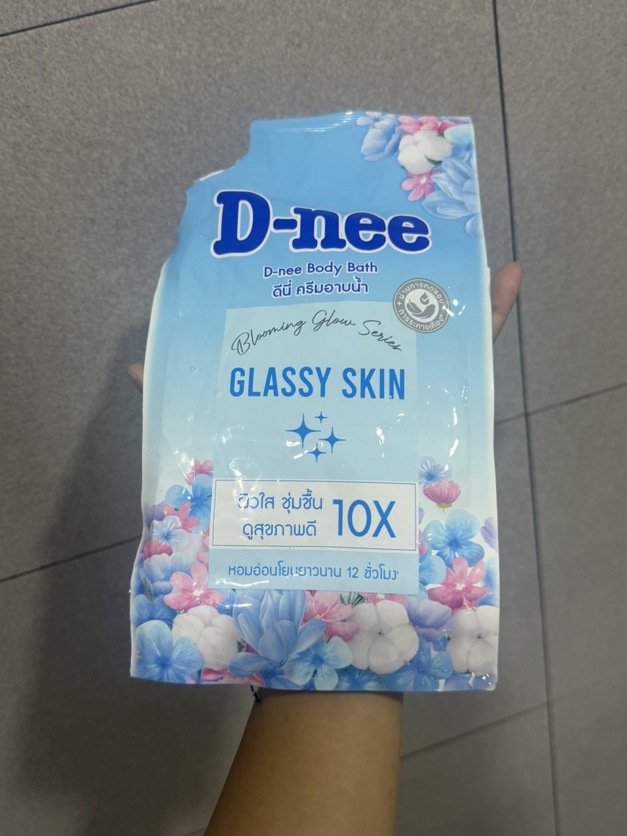 เขี่ยจากถึงนี้แหละใช้กันก่อน หอมมากจริงๆ ผิวโคตรนุ่ม เป็นกลิ่นที่หอมแบบสดชื่น ออกคล้ายกลิ่นแป้งแต่ก็ไม่เชิงอ่ะ หอมติดผิว ติดห้องน้ำ ใช้ดูจะรู้สึกว่าหอมมากก

: s.shopee.co.th/BP44WWAei
: s.lazada.co.th/s.Zd6sya?cc&t=…
.