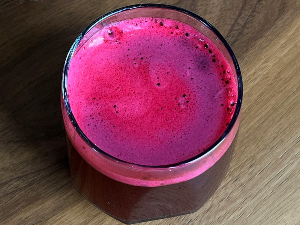 SuperfoodPro's tweet photo. 18 different beet juice benefits! That’s how many I found researching my new beetroot juice guide on Superfood Profiles https://t.co/CAAtxYXZYt

It also has how to make it and why it works, side effects, and the difference between drinking juiced beets vs taking supplements. https://t.co/kYQsBHlN69